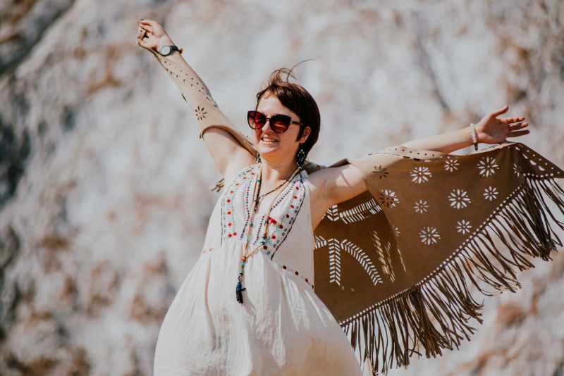 Comment intégrer des pièces imprimées artisanales dans ses tenues ? Sew et Laine